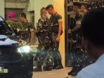 2026-07-09-prajurit-tni-jaga-ketat-rumah-jampidsus-kejagung-febri-adriansyah-usai-polisi-geledah-cafe-di-jakarta-selatan